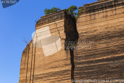 Image of Ruined Pagoda in Mingun Paya / Mantara Gyi Paya 