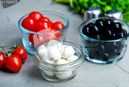 Image of ingredients for caprese salad 