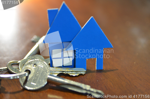 Image of Bunch of keys with house shaped cardboard