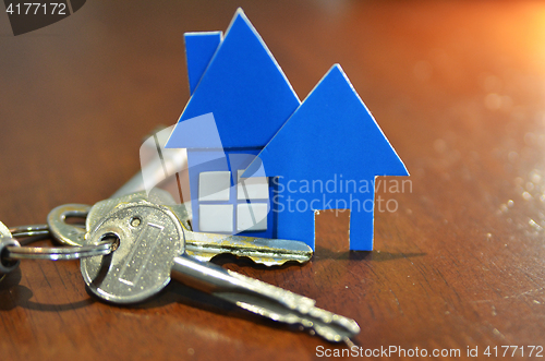 Image of Bunch of keys with house shaped cardboard