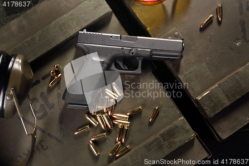 Image of Glock, short weapon.