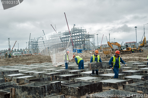 Image of Workers do base under big oil tank