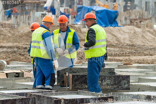 Image of Workers do base under big oil tank