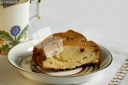 Image of cake with raisins and ruddy crust