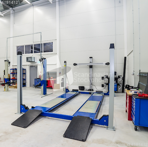 Image of Toe-out car equipment in a car repair station