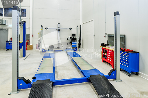 Image of Toe-out car equipment in a car repair station