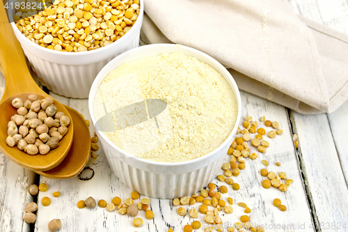 Image of Flour pea and split pease in bowls on light board