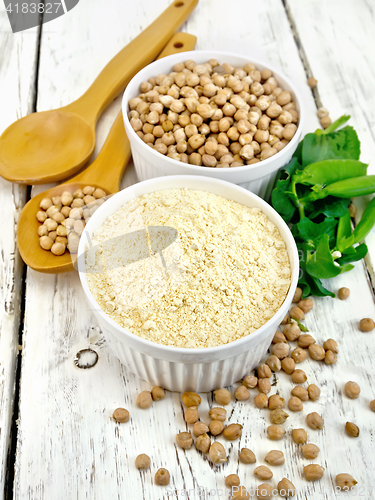 Image of Flour chickpeas in white bowl with peas on board