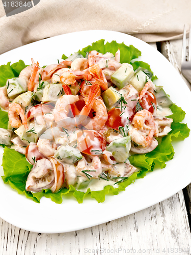 Image of Salad with shrimp and tomato on lettuce in plate