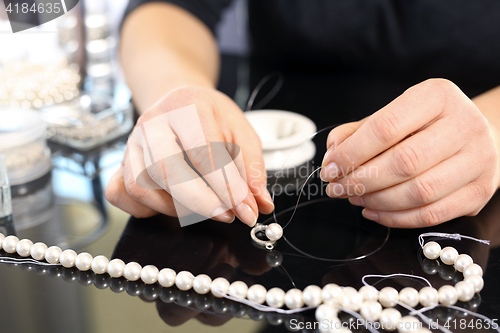 Image of Creating jewelry with pearls Pearls, beads Threading beads
