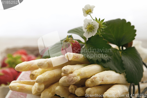 Image of White asparagus in a Basket