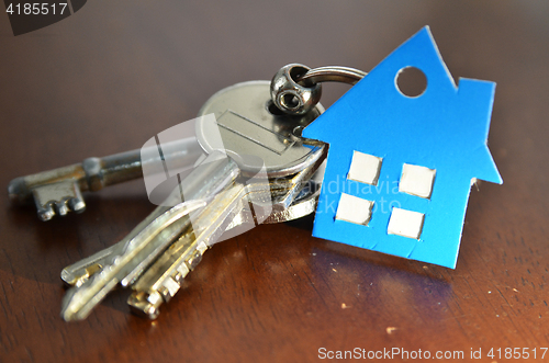 Image of Bunch of keys with house shaped cardboard