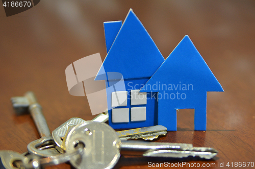 Image of Bunch of keys with house shaped cardboard