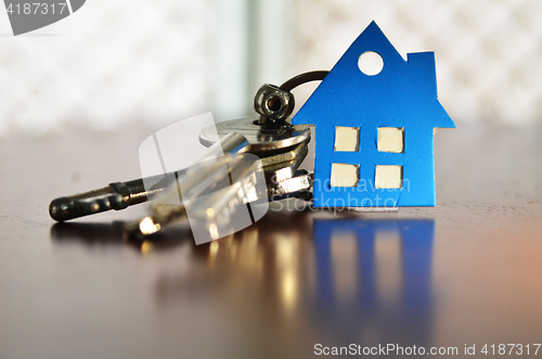 Image of Bunch of keys with house shaped cardboard