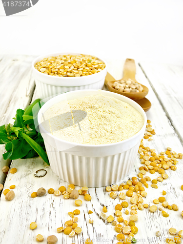 Image of Flour pea and split pease in white bowls on light board