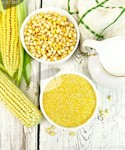 Image of Corn grits in bowl with milk on board top