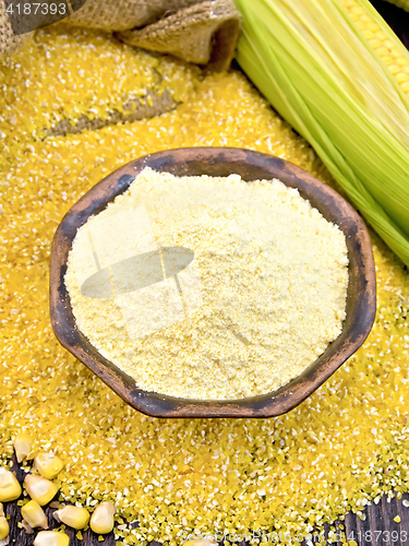 Image of Flour corn in bowl with grits and cob on board