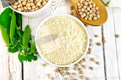 Image of Flour chickpeas in bowl on board top