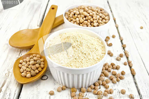 Image of Flour chickpeas in bowl on board