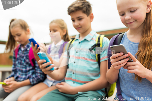 Image of elementary school students with smartphones