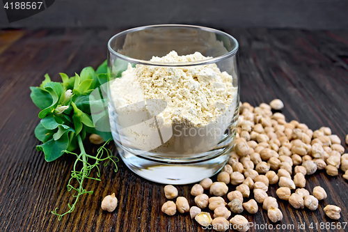 Image of Flour chickpeas in glassful with peas on board