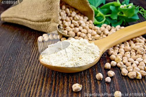 Image of Flour chickpeas in spoon on board