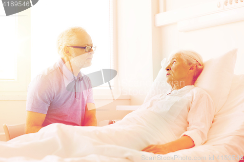 Image of senior couple meeting at hospital ward