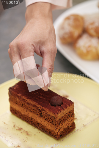 Image of Woman confectioner preparing cake