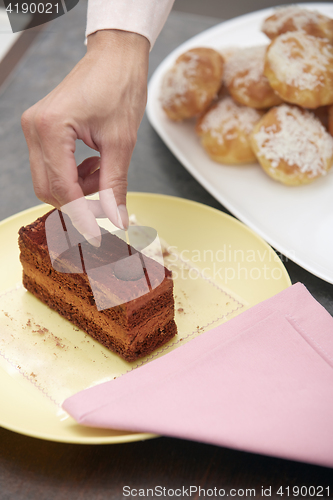 Image of Woman confectioner preparing cake