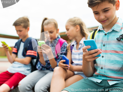 Image of elementary school students with smartphones