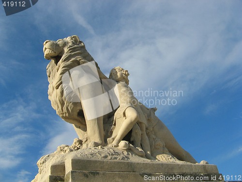 Image of lion and child statues