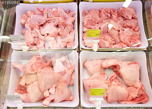 Image of poultry meat in bowls at grocery stall