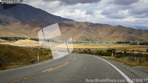 Image of winding road New Zealand