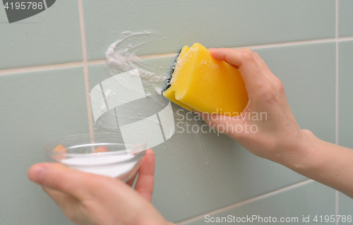 Image of Clean faience with baking soda