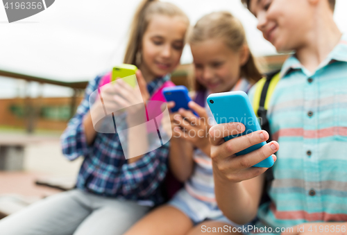 Image of elementary school students with smartphones