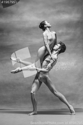 Image of Couple of ballet dancers posing over gray background