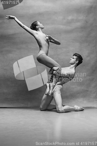 Image of Couple of ballet dancers posing over gray background