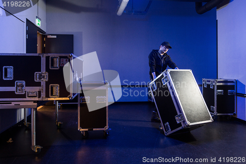 Image of Roadie tipping over a flightcase