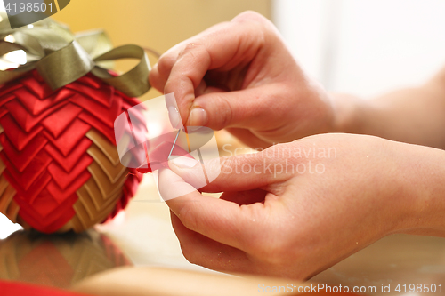 Image of How to make Christmas ornaments with ribbons?