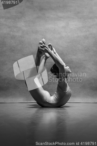 Image of The female ballet dancer posing over gray background