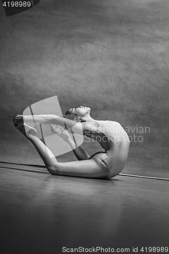 Image of The female ballet dancer posing over gray background