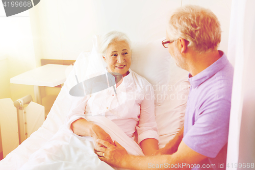 Image of senior couple meeting at hospital ward