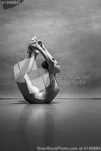 Image of The female ballet dancer posing over gray background