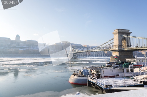 Image of Chainbridge at daytime with icy Danube
