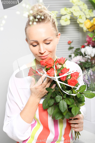 Image of A bouquet of roses to apologize, woman with flowers 