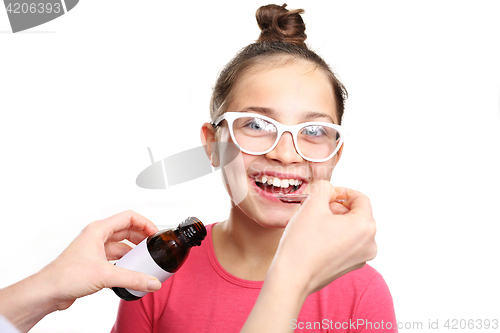 Image of A child with a doctor, a cure for the flu.