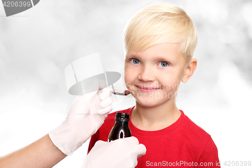 Image of A child with a doctor, a cure for the flu.