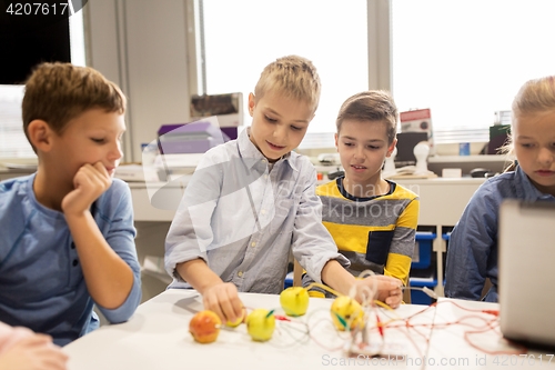 Image of kids with invention kit at robotics school