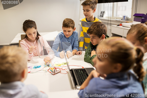 Image of kids with invention kit at robotics school