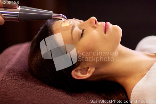 Image of woman having hydradermie facial treatment in spa